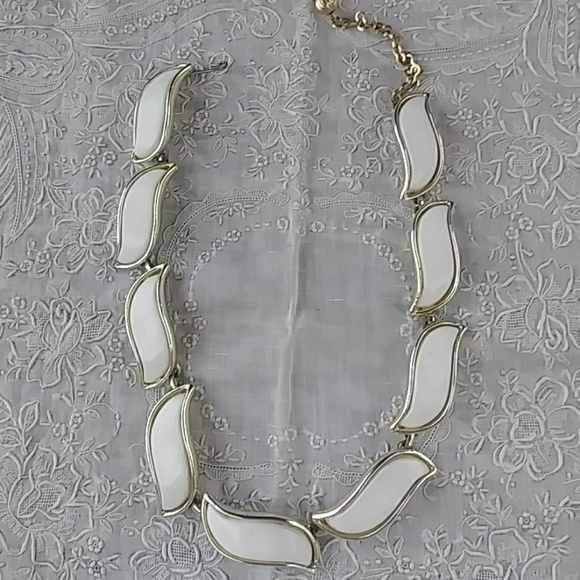 2 VINTAGE 1940'S - 1960'S CHOKER NECKLACES (Thermoset) - Picture 3 of 6